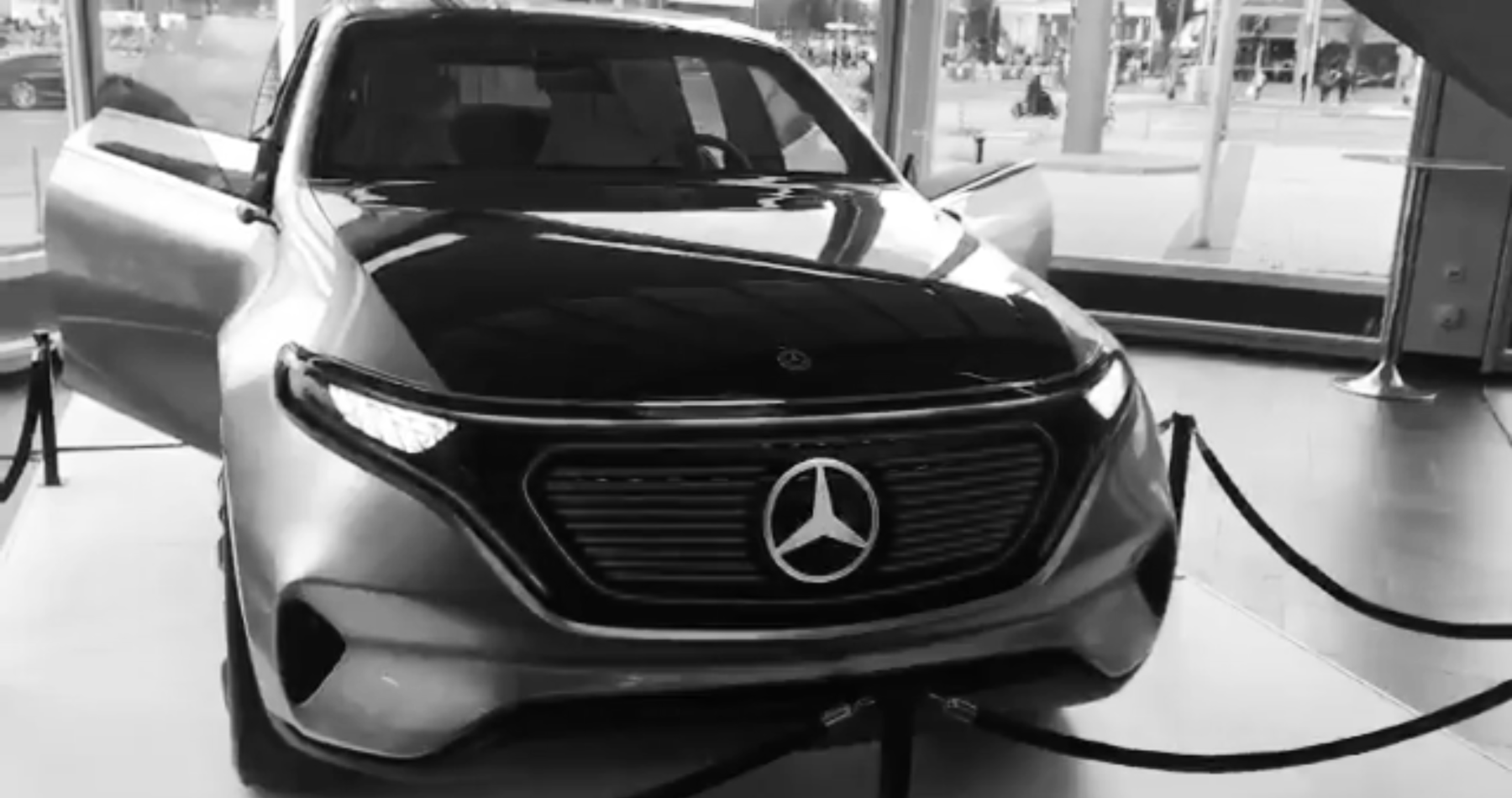 {t('page.video.player.watchOnFacebook')}