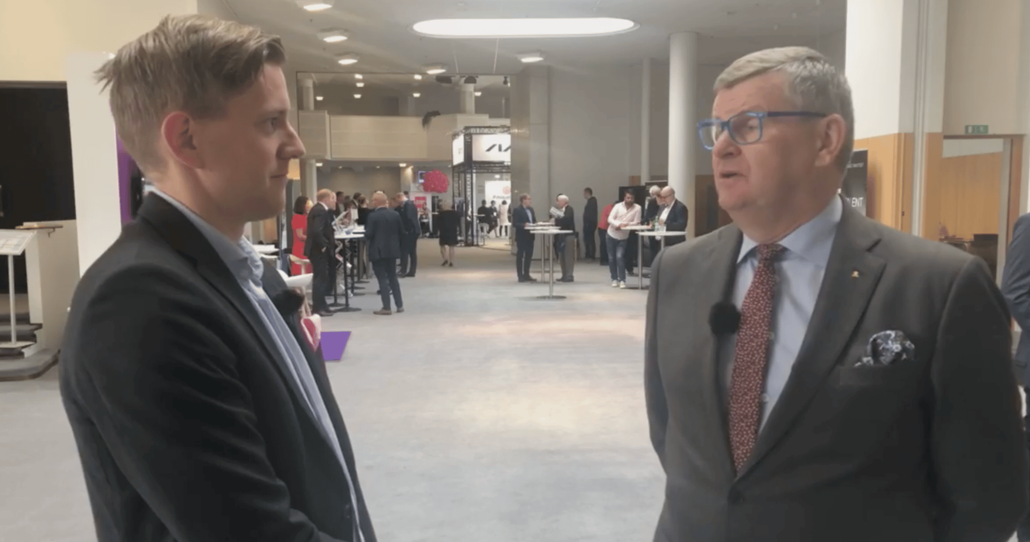 {t('page.video.player.watchOnFacebook')}